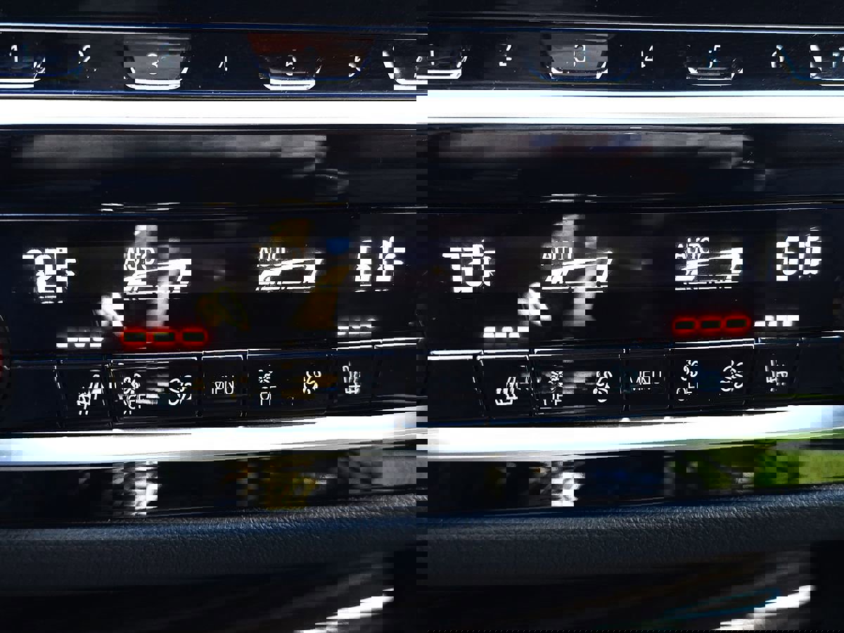 Used 2023 BMW 530e xDrive w/ Premium Package image 45