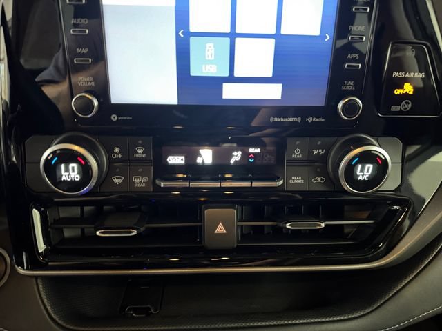 Used 2020 Toyota Highlander LE AWD/4WD image 3