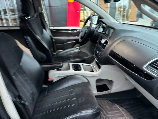 Used 2016 Chrysler Town & Country Limited image 10