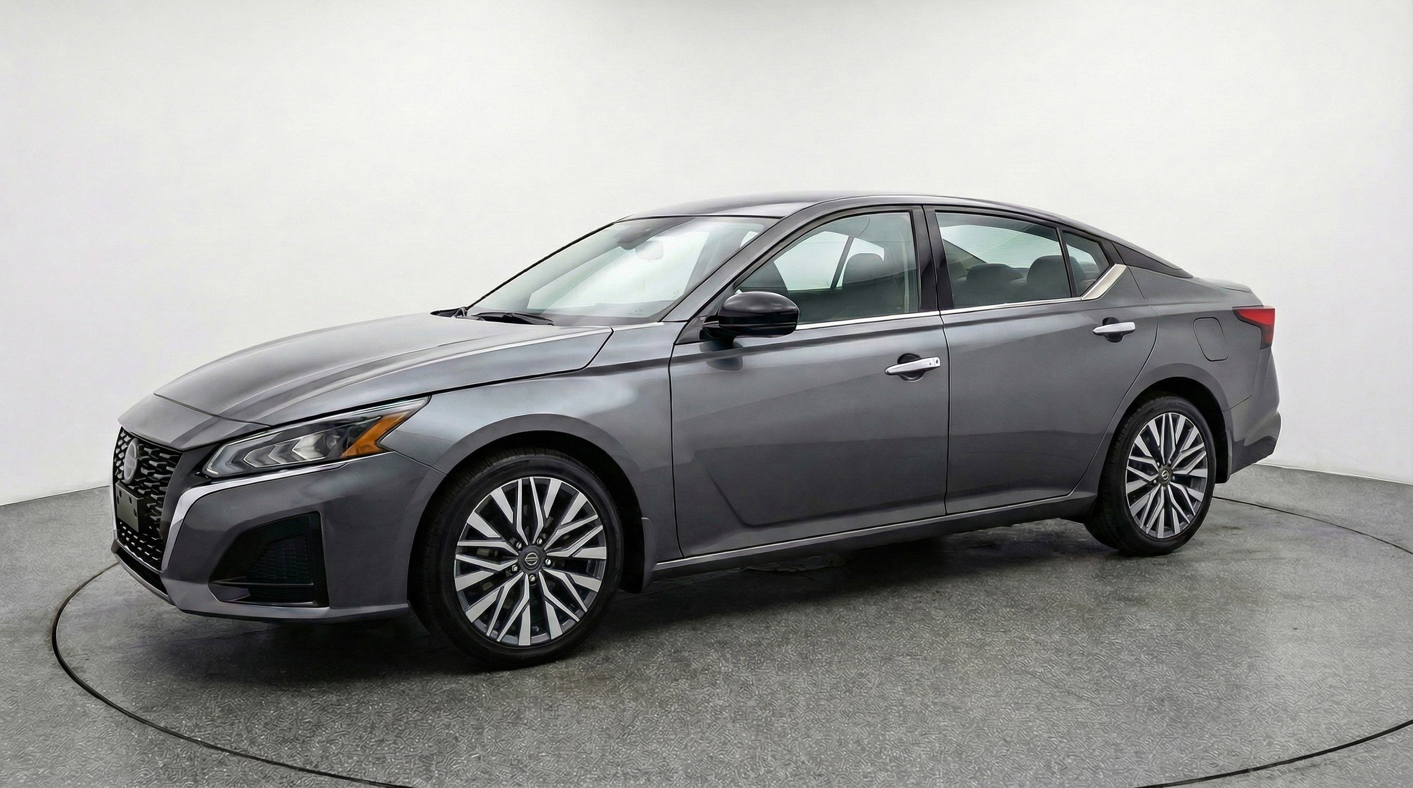 Used 2025 Nissan Altima 2.5 SV image 3