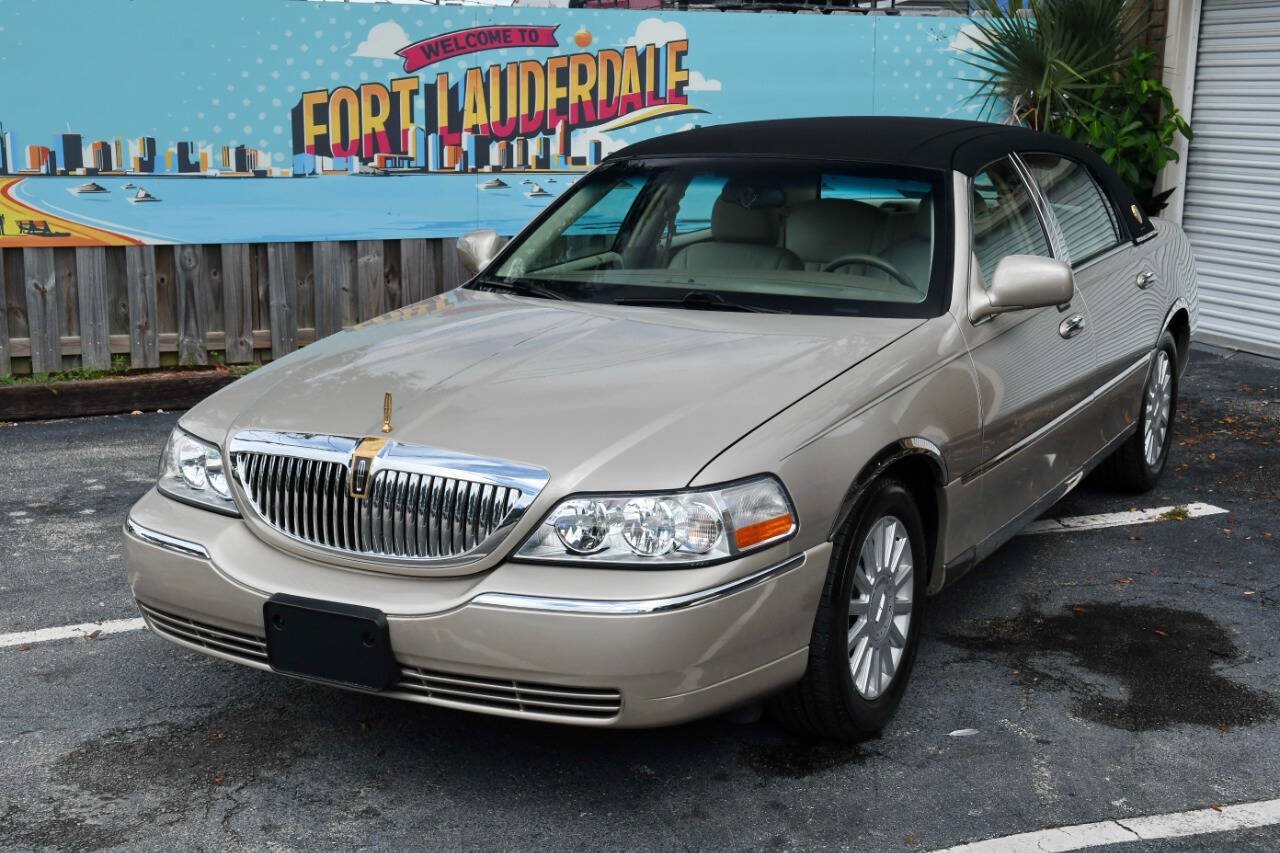 Used 2005 Lincoln Town Car Signature RWD image 1