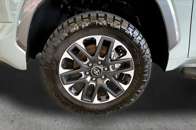 Used 2025 Toyota Tundra Limited AWD/4WD image 28