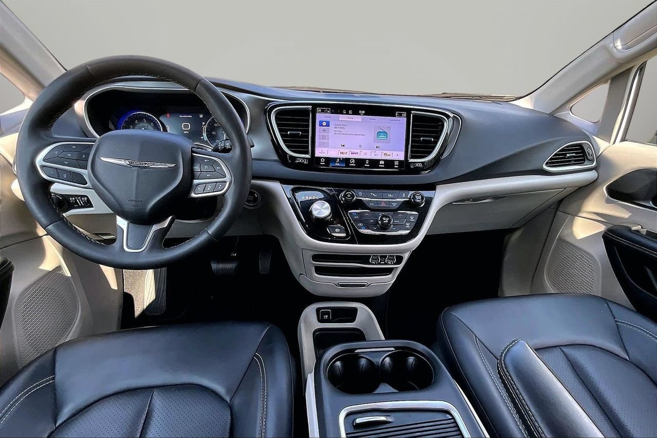 Used 2024 Chrysler Pacifica Touring-L FWD image 13