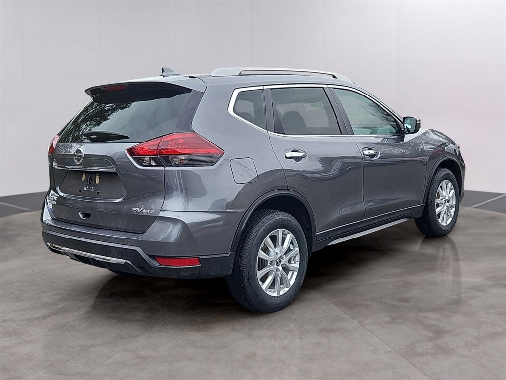 Used 2018 Nissan Rogue SV image 2