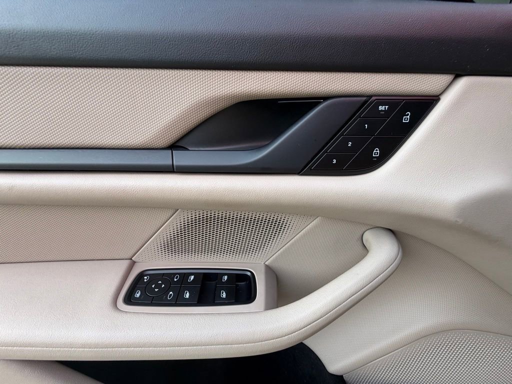 Used 2022 Porsche Taycan image 11