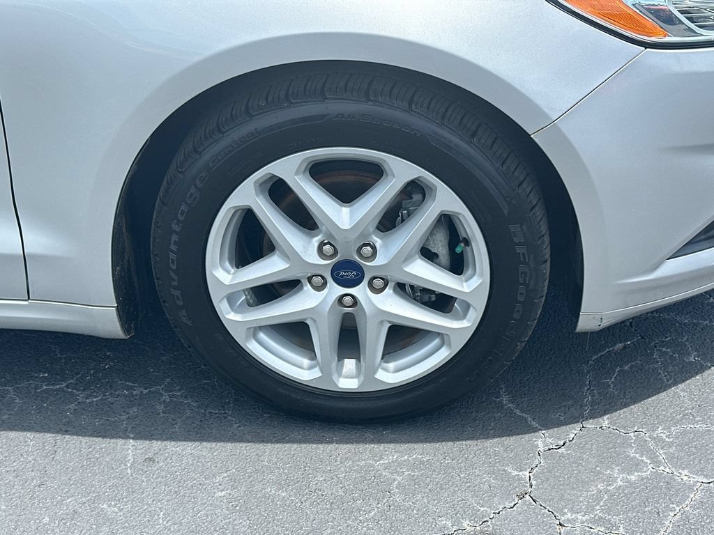 Used 2015 Ford Fusion SE FWD image 12