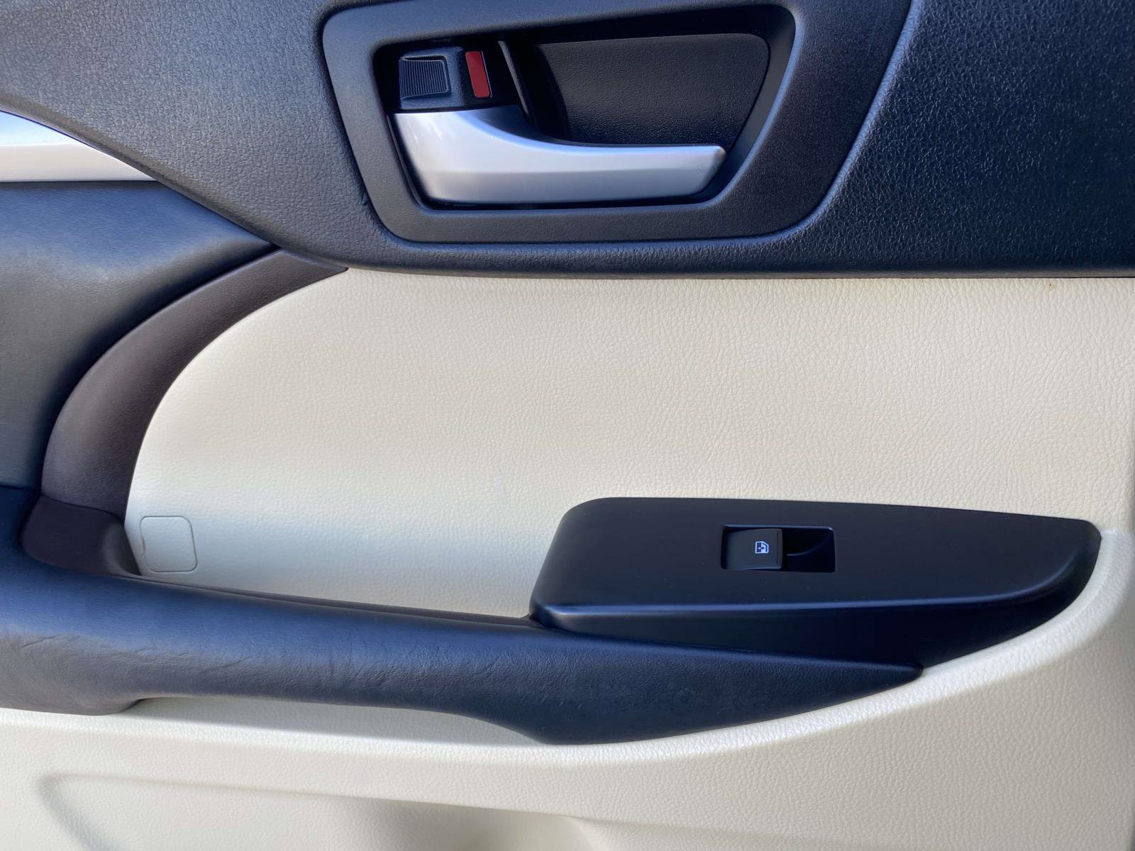 Used 2019 Toyota Highlander XLE FWD image 14