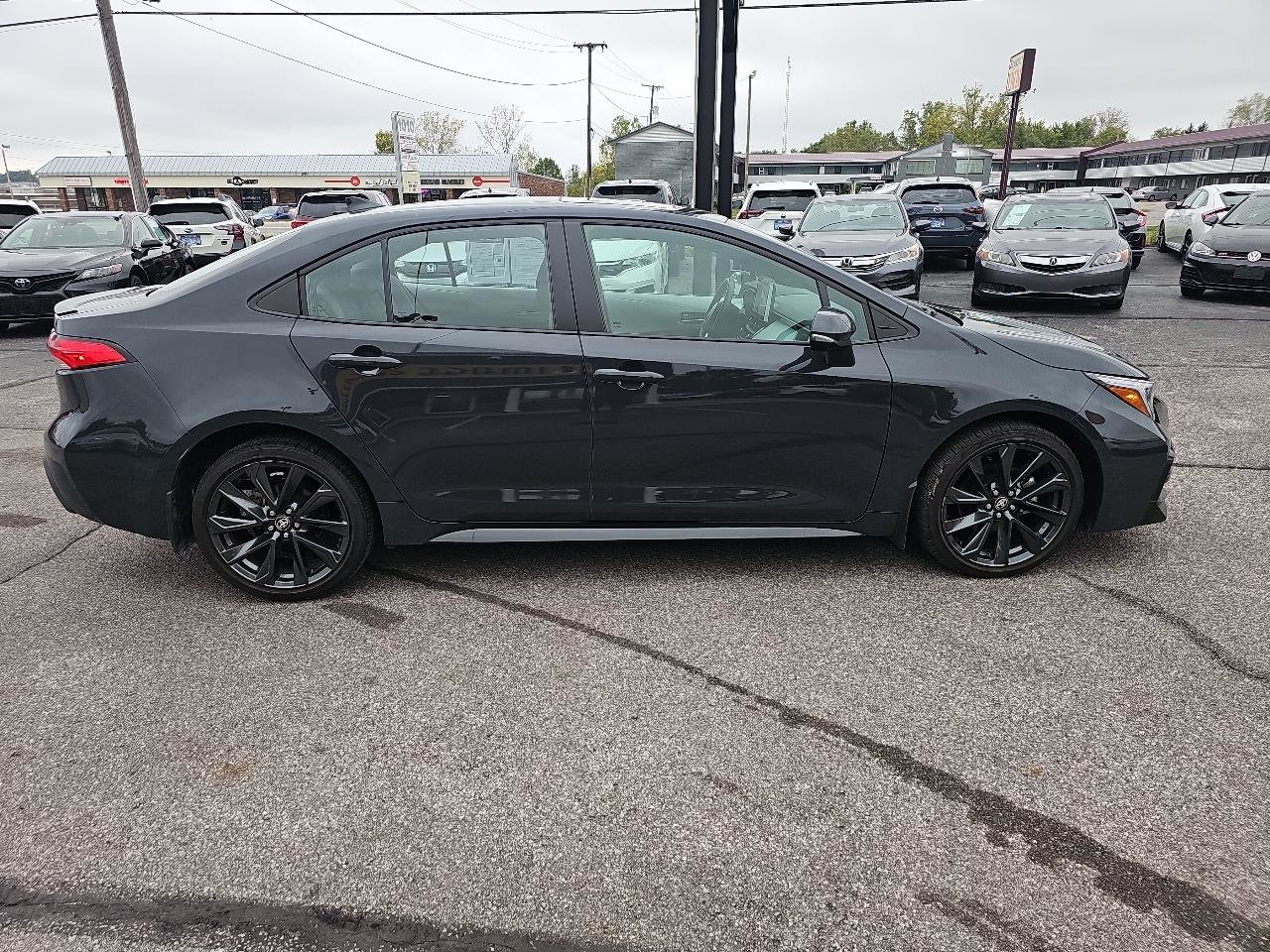 Used 2025 Toyota Corolla SE w/ SE Premium Package image 5