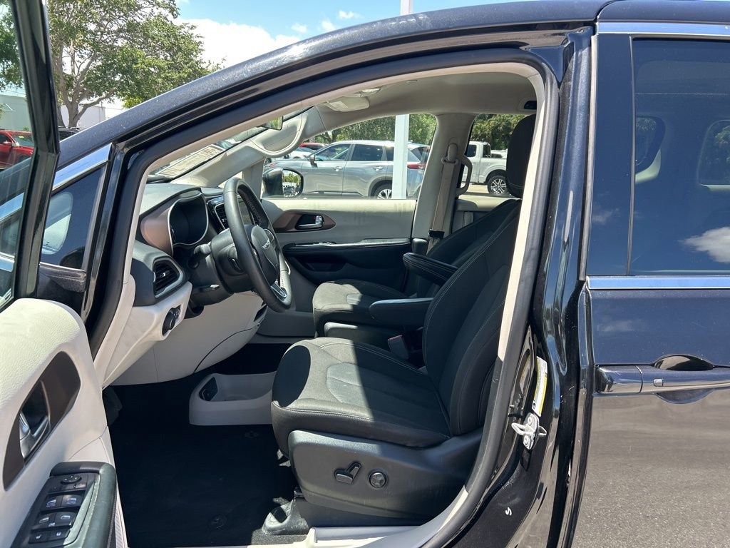 Used 2022 Chrysler Voyager LX FWD image 16