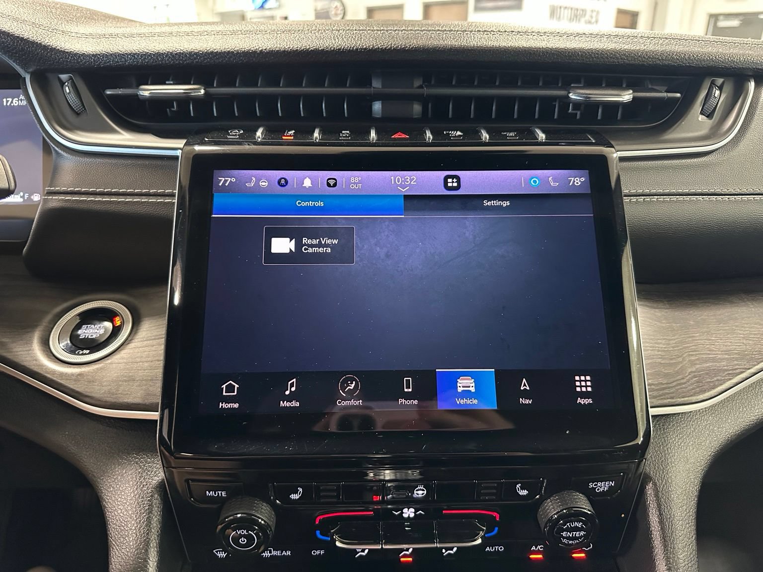 Used 2024 Jeep Grand Cherokee Limited RWD image 28