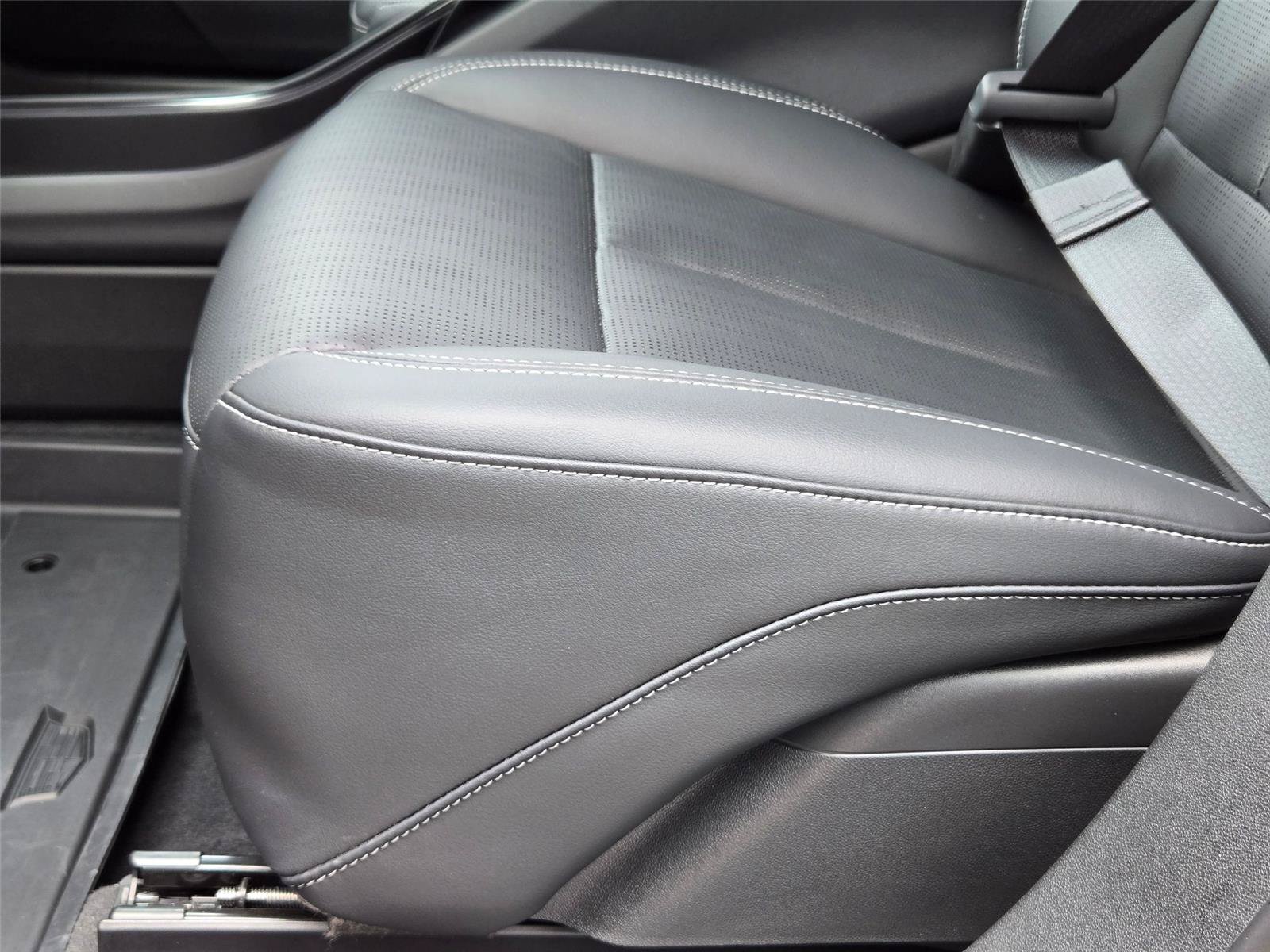 New 2026 Cadillac Lyriq Luxury w/ LPO, Floor Liner Package AWD/4WD image 27