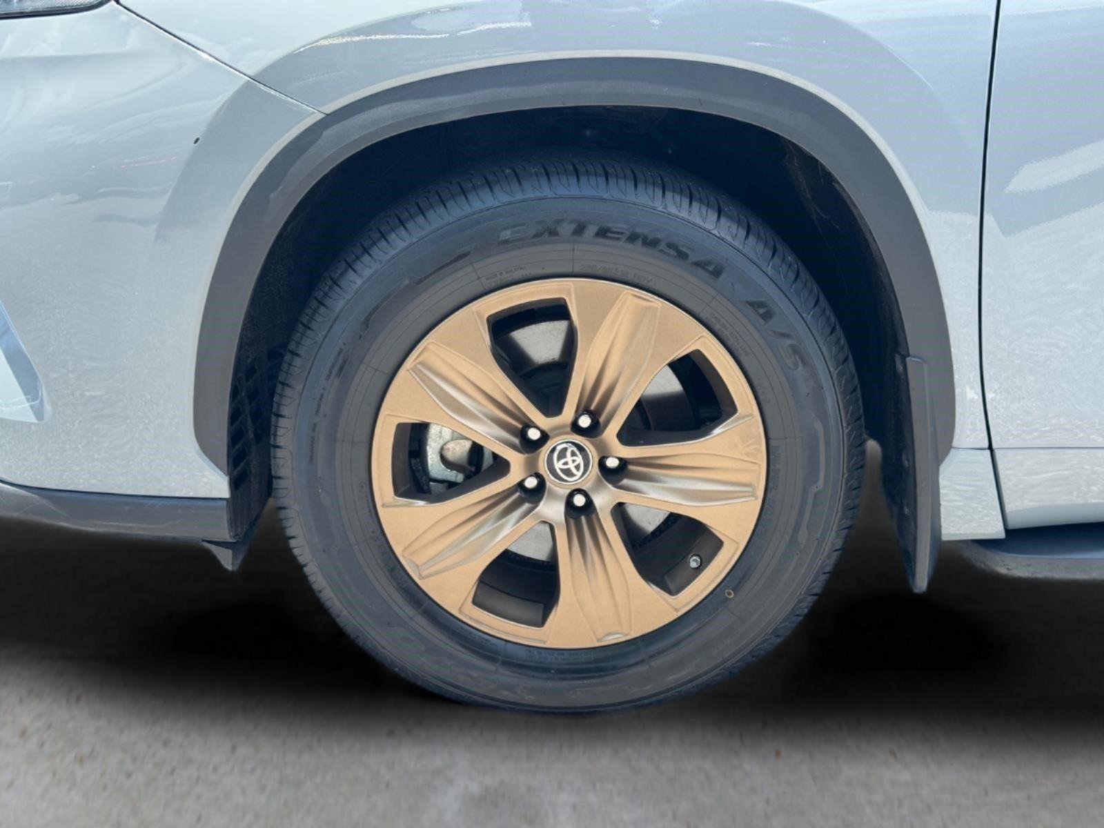 Used 2023 Toyota Highlander Bronze Edition FWD image 9