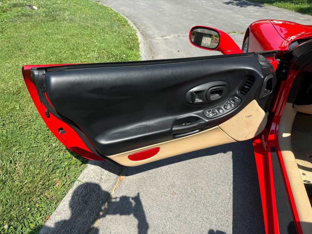 Used 2000 Chevrolet Corvette Convertible w/ Performance Handling Pkg image 18