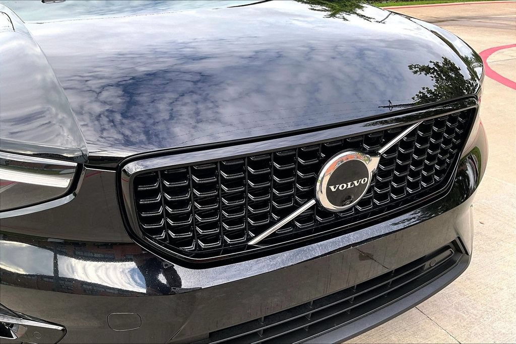 Certified 2023 Volvo XC40 B5 Plus w/ Driver Assist Package AWD/4WD image 38