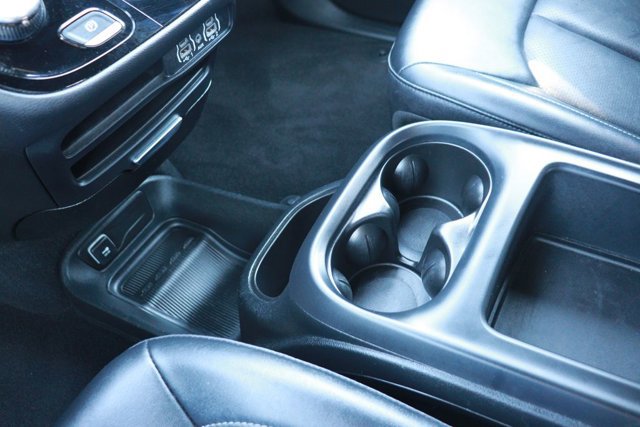 Used 2025 Chrysler Pacifica Select image 18