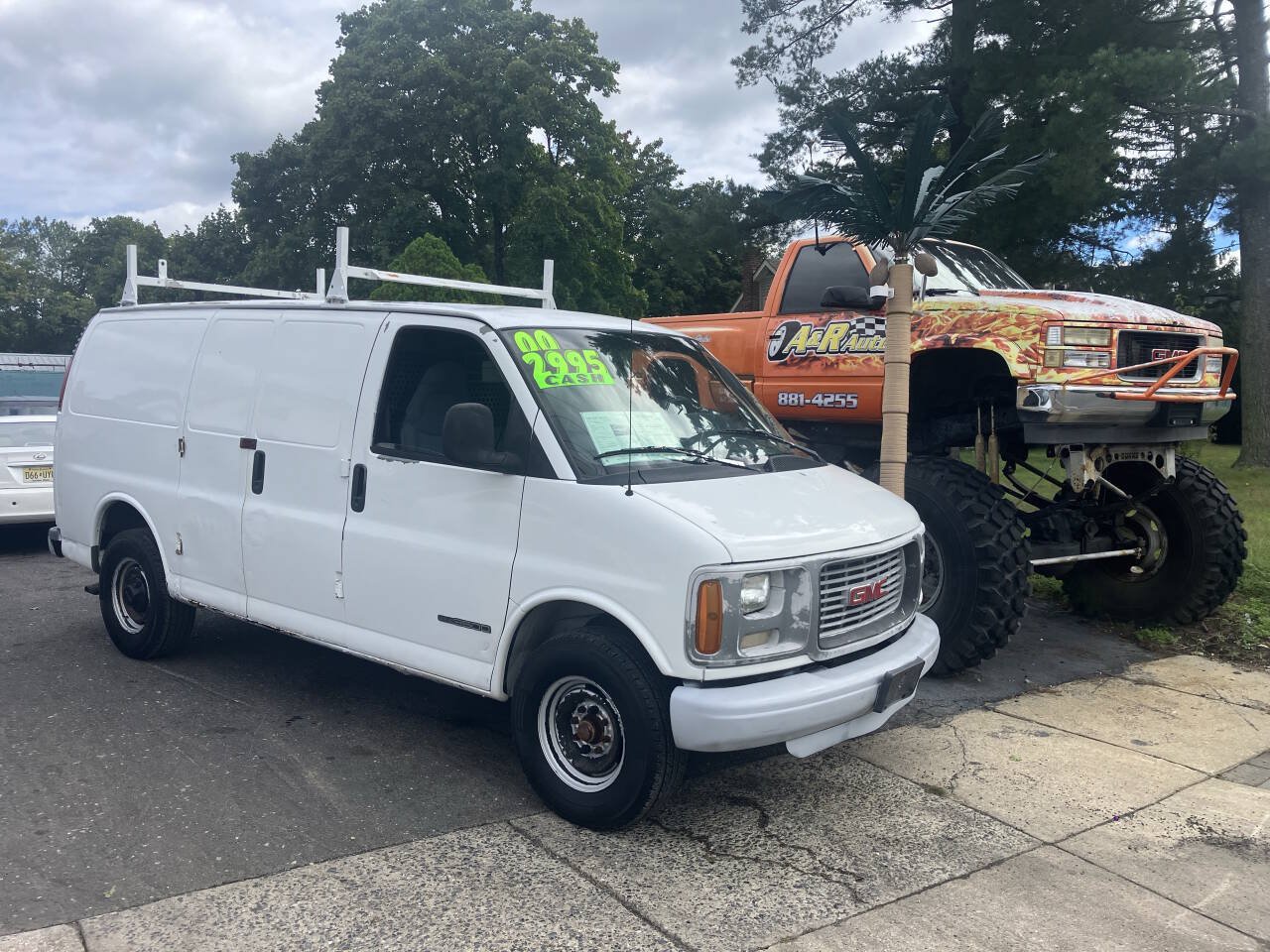 Used 2000 GMC Savana 3500 w/ Convenience Pkg RWD image 2