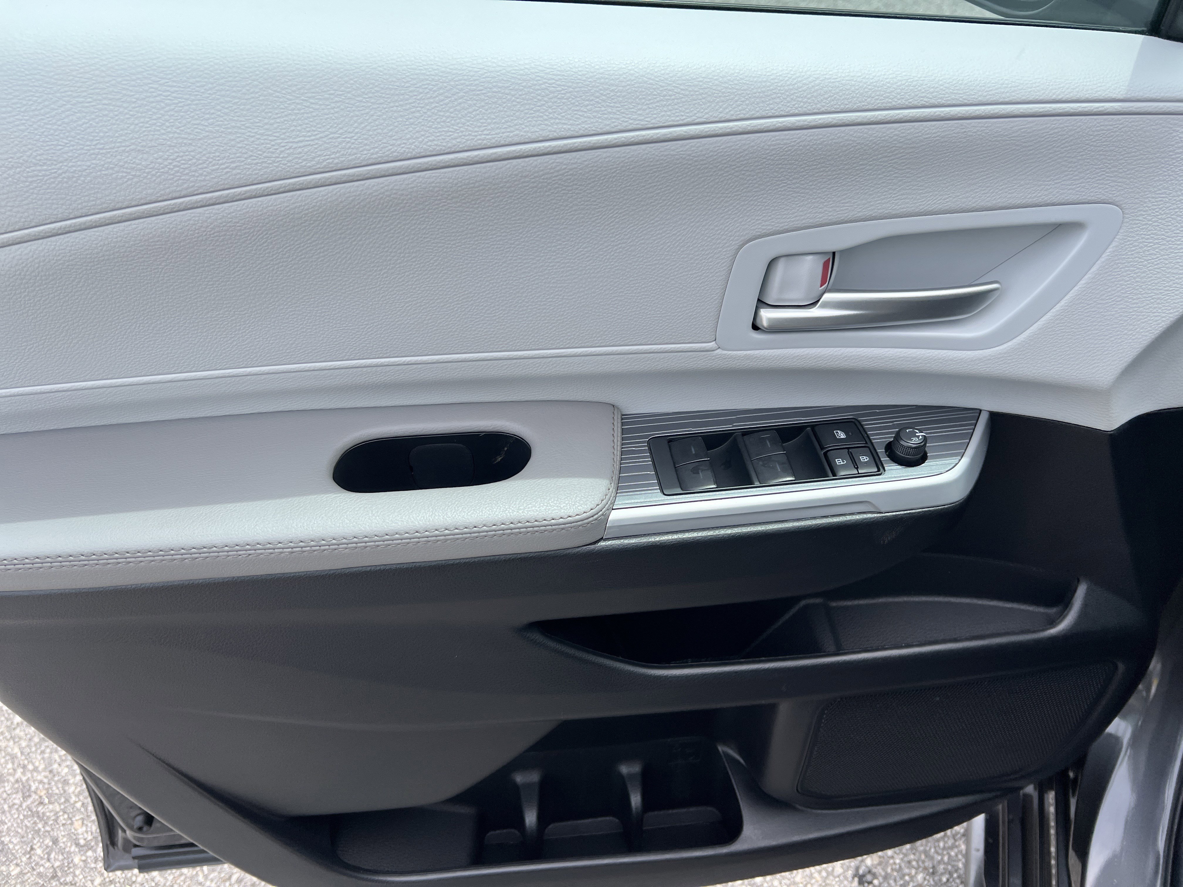 Certified 2025 Toyota Sienna XLE FWD image 24