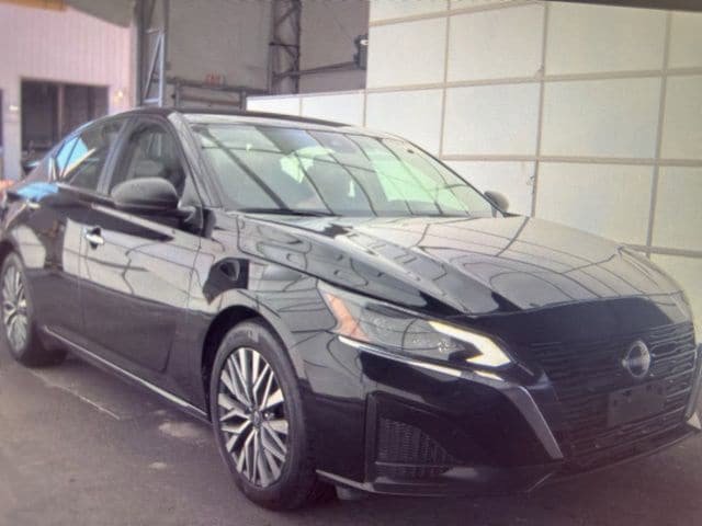 Used 2025 Nissan Altima 2.5 SV FWD image 11