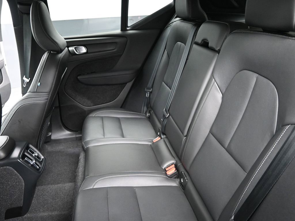 Used 2025 Volvo XC40 B5 Plus image 14