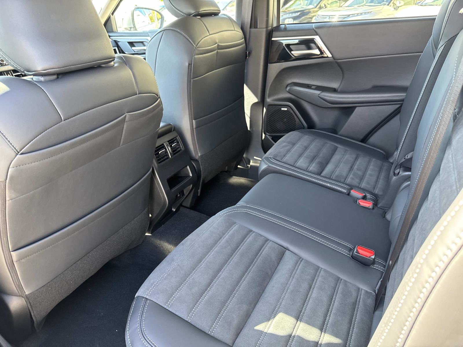 New 2026 Mitsubishi Outlander SE AWD/4WD image 12