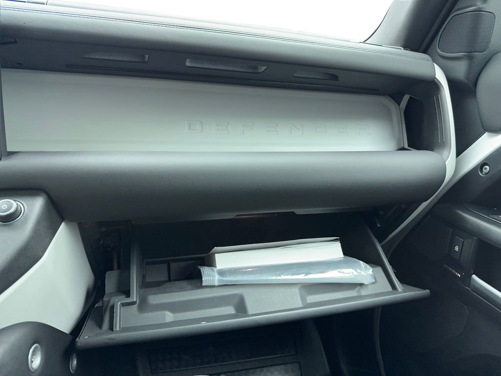 Used 2025 Land Rover Defender 110 S image 31