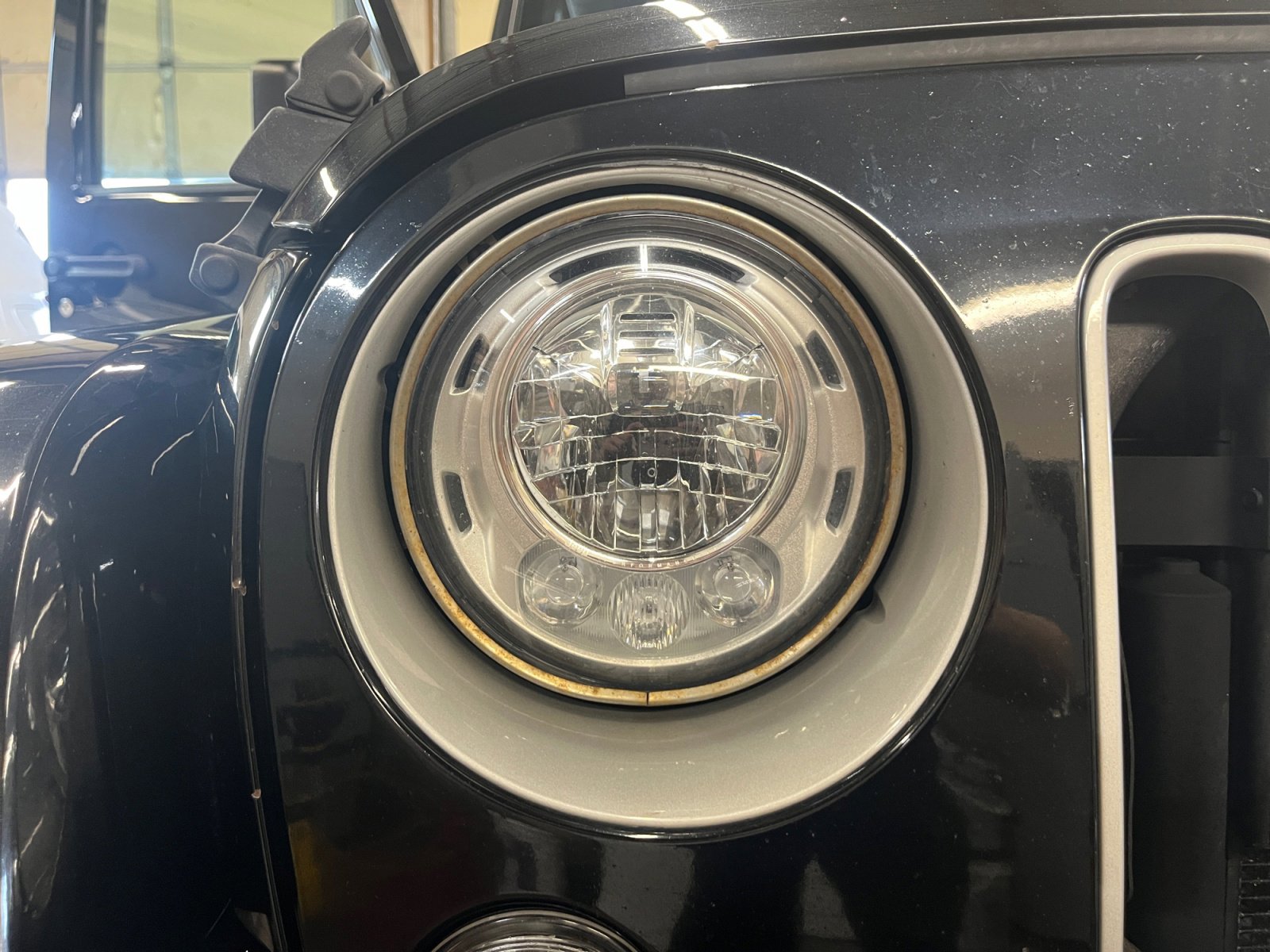 Used 2018 Jeep Wrangler Unlimited Sahara w/ Connectivity Group image 25