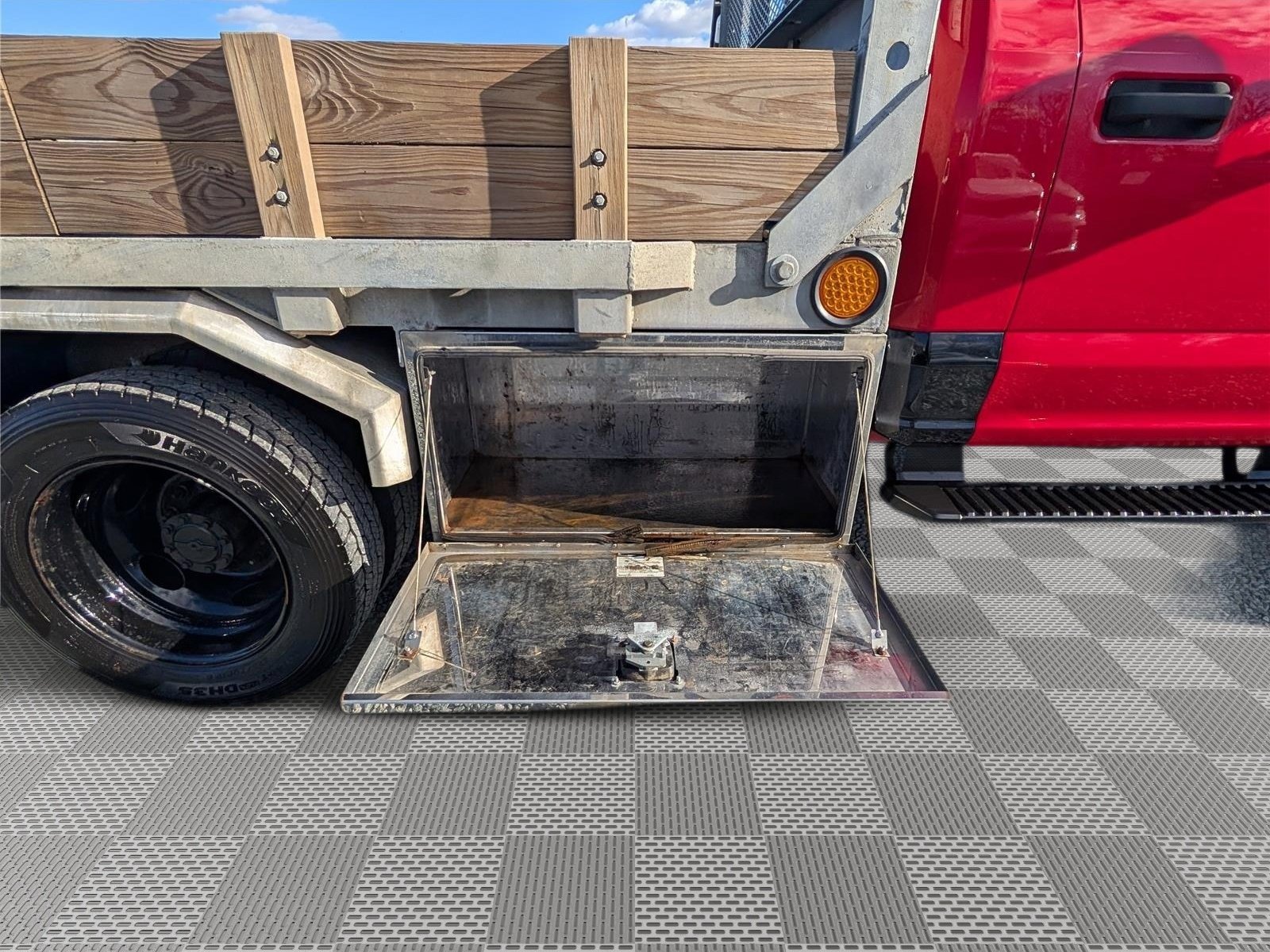 Used 2017 Ford F550 4x4 Regular Cab Super Duty image 11