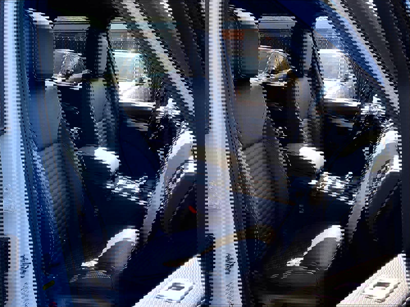 Used 2025 Land Rover Discovery Dynamic SE image 9