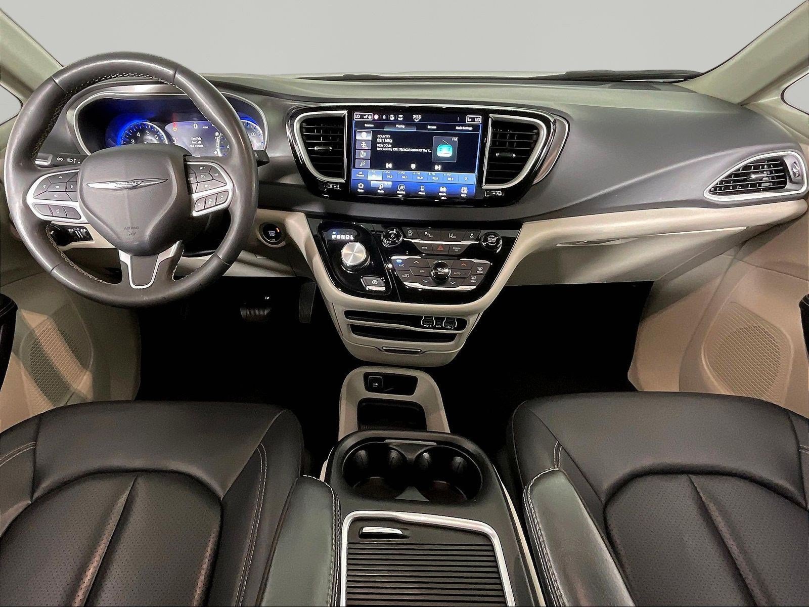 Used 2023 Chrysler Pacifica Touring-L FWD image 7