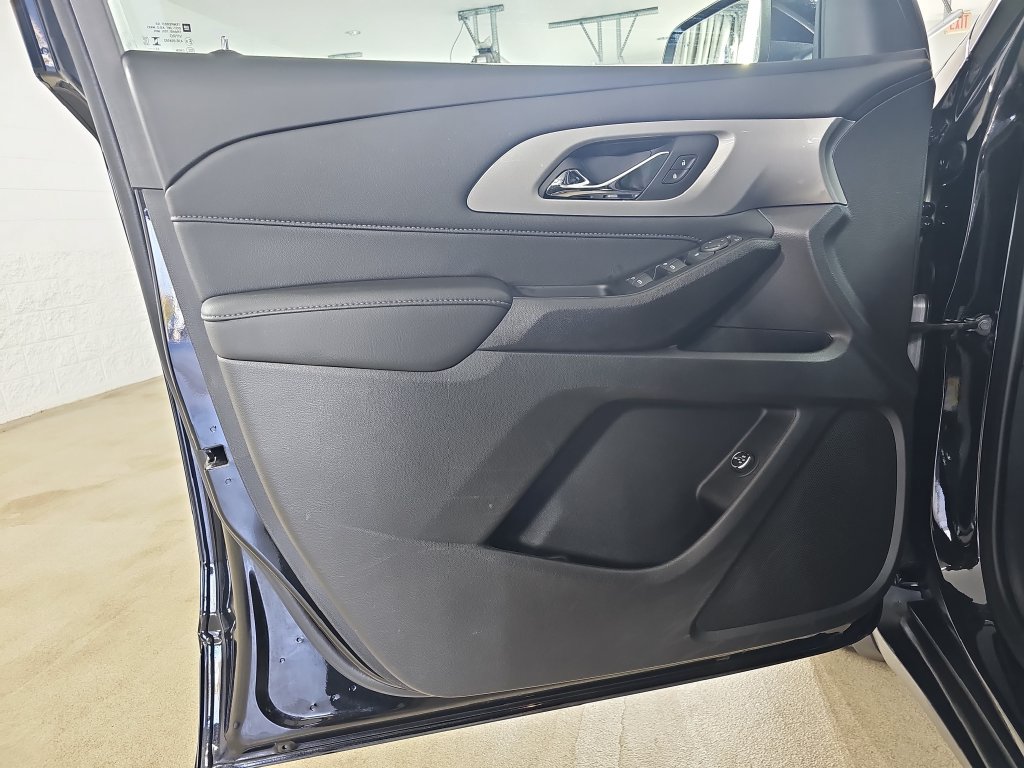 Used 2023 Chevrolet Traverse LT FWD image 33