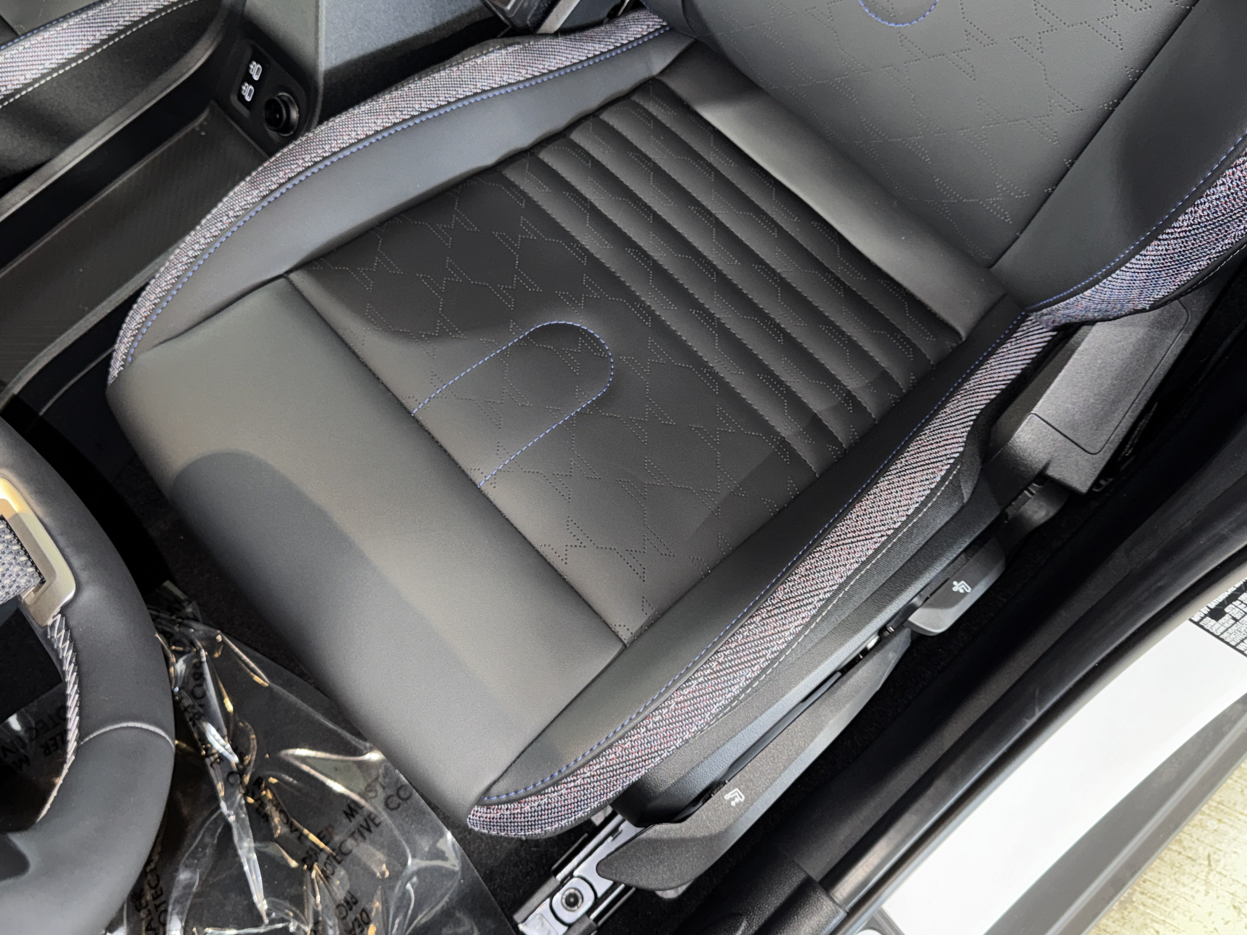 Used 2025 MINI Cooper 4-Door Hardtop FWD image 33