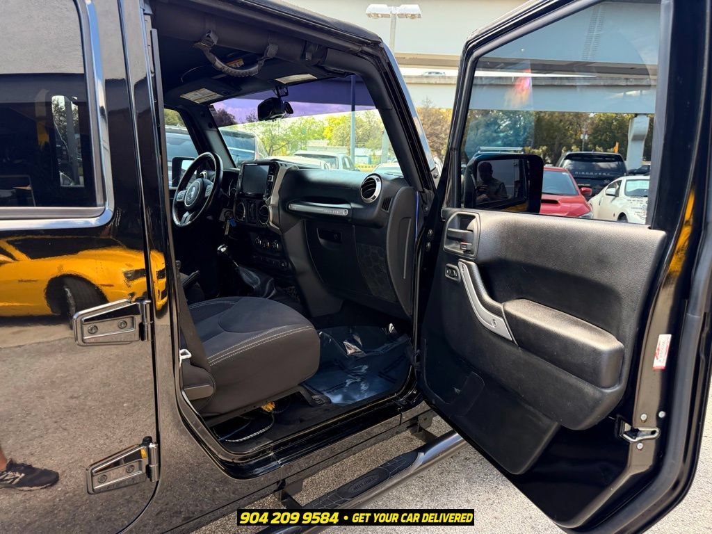 Used 2017 Jeep Wrangler Unlimited Rubicon w/ Connectivity Group AWD/4WD image 31