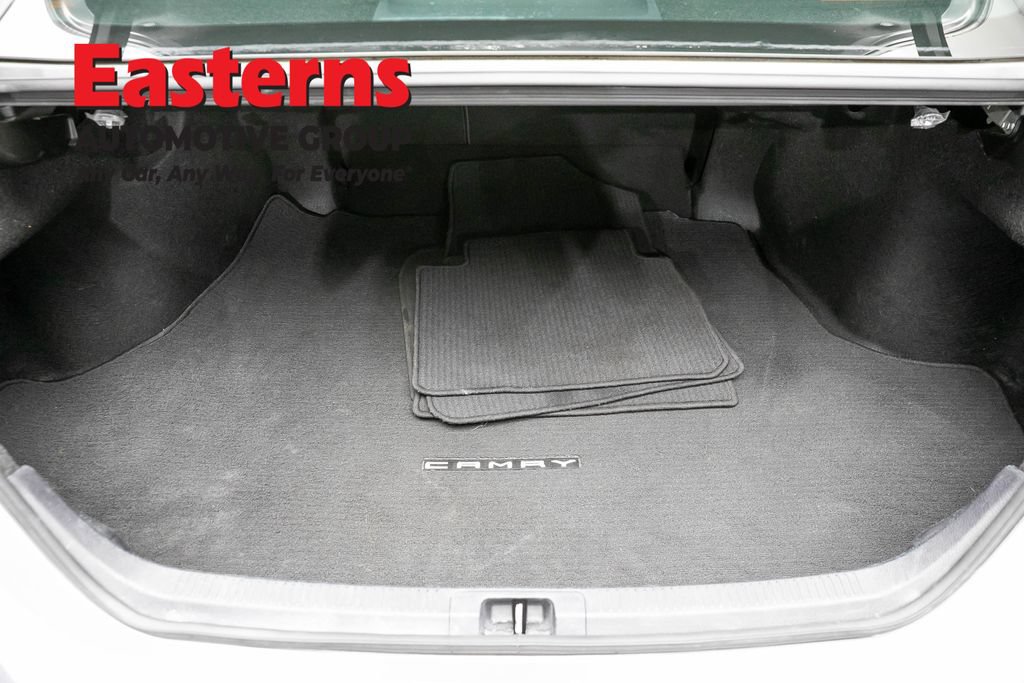 Used 2021 Toyota Camry SE w/ Carpet Mat Package (TMS) FWD image 9