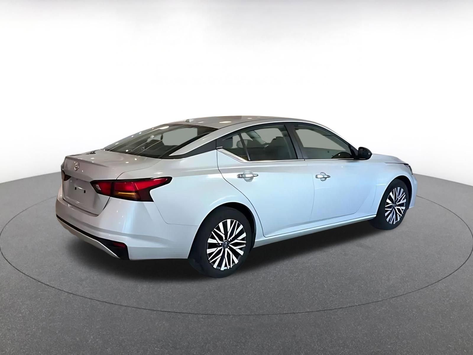 Used 2025 Nissan Altima 2.5 SV image 12