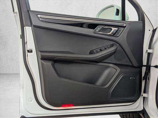 Certified 2025 Porsche Macan image 13