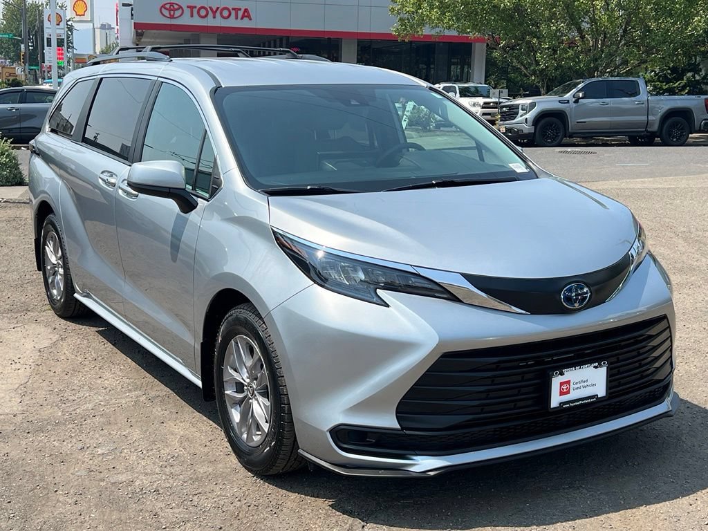 Certified 2025 Toyota Sienna LE AWD/4WD image 2