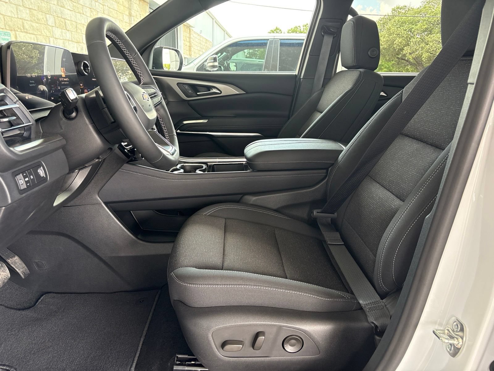 New 2027 Chevrolet Traverse LT w/ Sun and Wheel Package FWD image 15