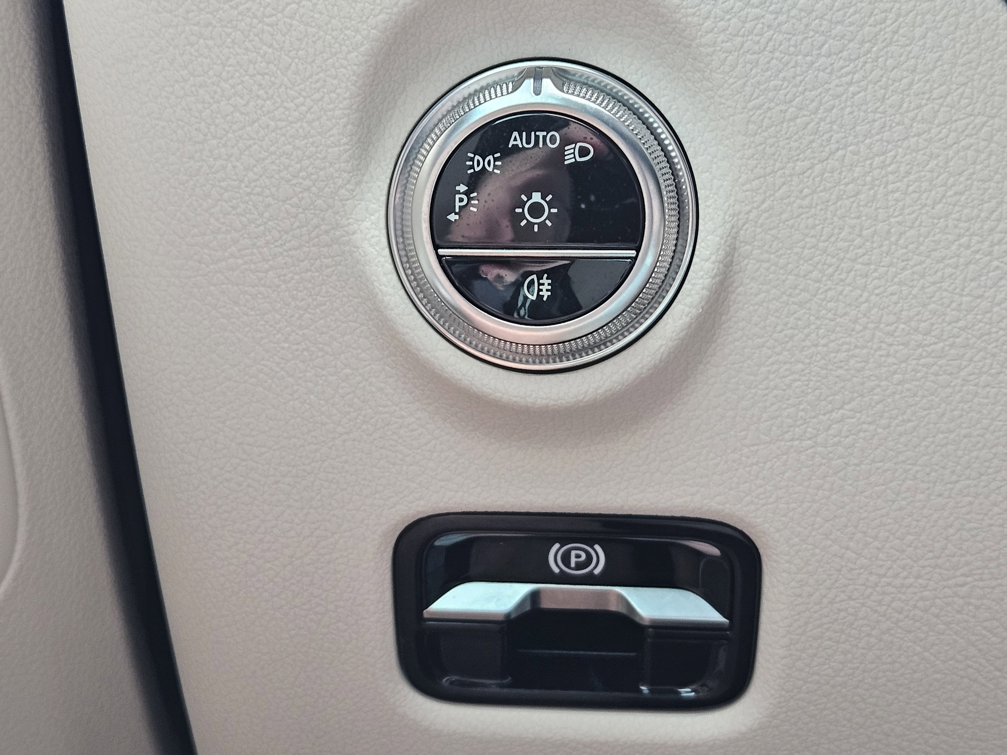 Used 2025 Mercedes-Benz C 300 4MATIC Sedan image 23