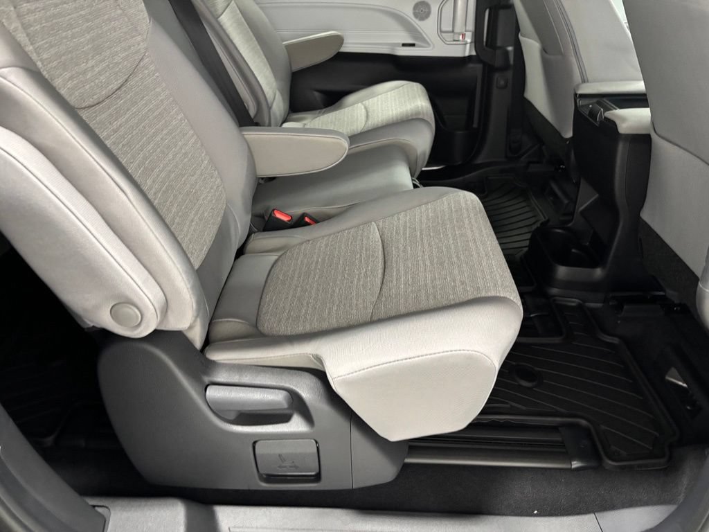 Used 2026 Toyota Sienna LE FWD image 56