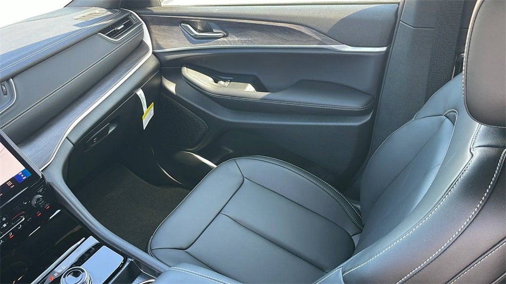 New 2025 Jeep Grand Cherokee L Limited w/ Black Appearance Package image 15