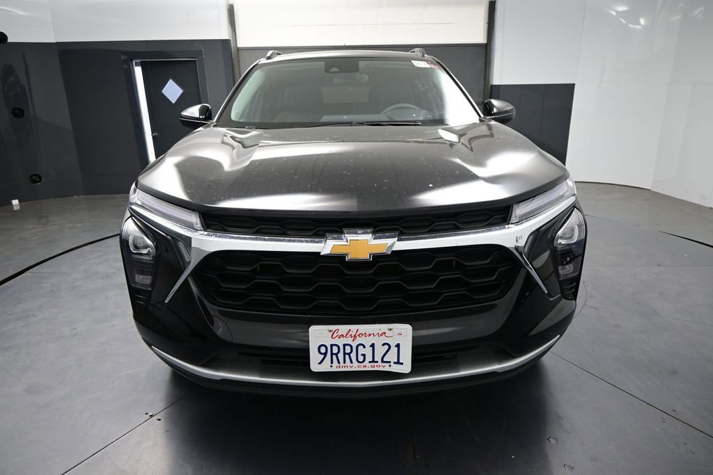 Used 2025 Chevrolet Trax LT FWD image 2