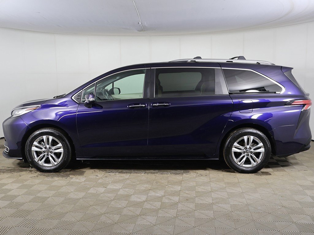 Used 2022 Toyota Sienna Limited image 15