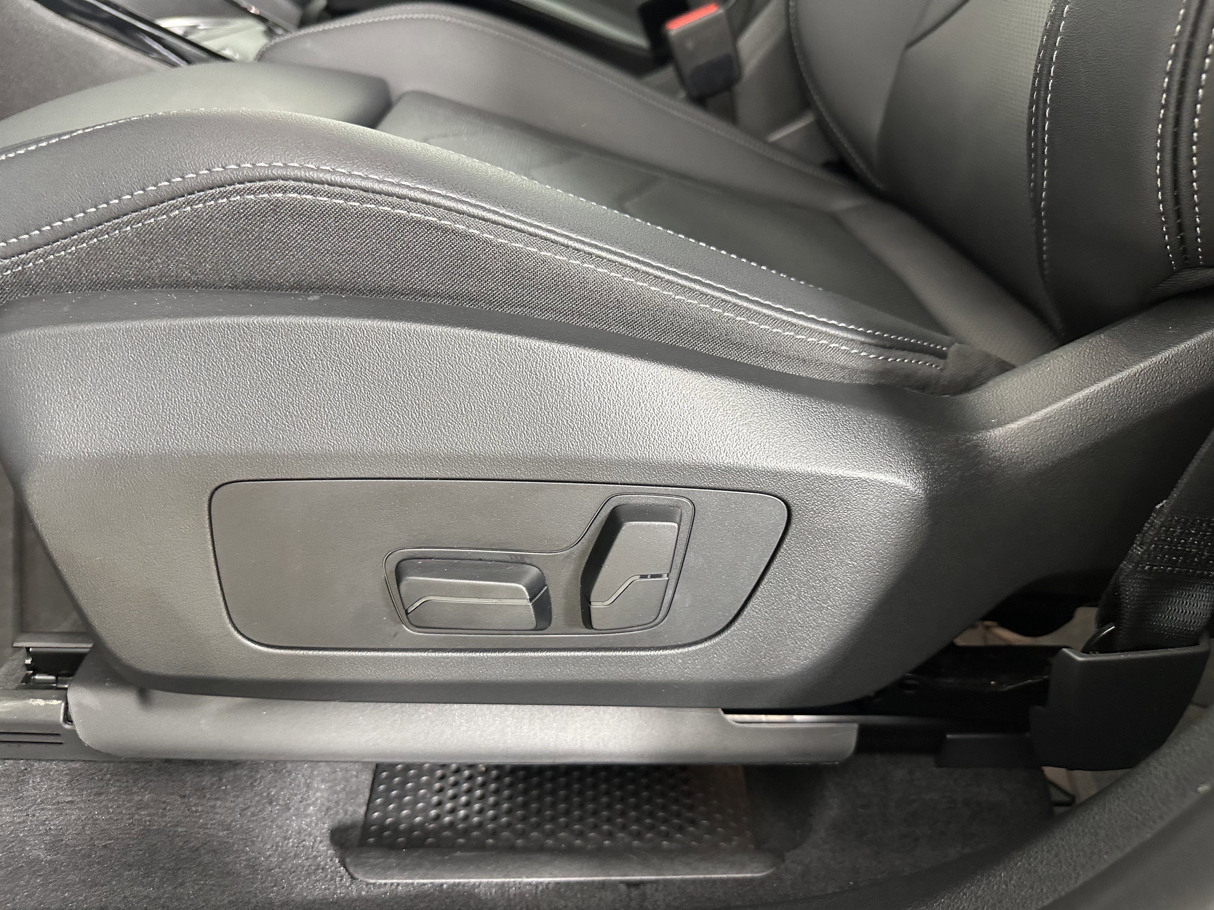 Certified 2025 BMW X1 xDrive28i w/ Technology Package image 24