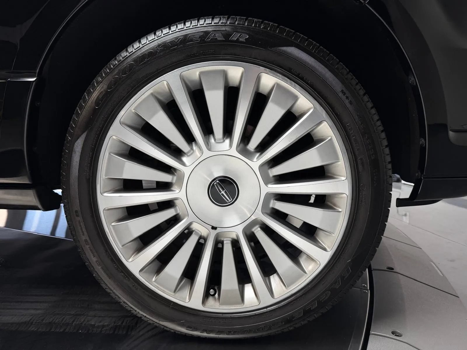 Used 2017 Lincoln Navigator L Select RWD image 9