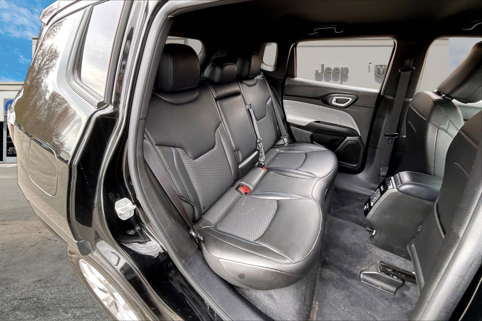 Certified 2025 Jeep Compass Latitude image 24