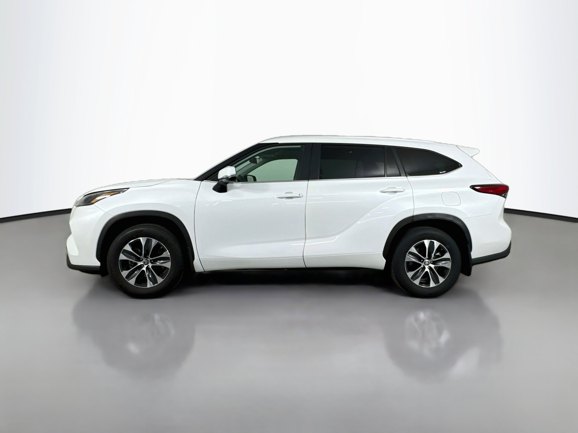 Used 2023 Toyota Highlander XLE AWD/4WD image 4