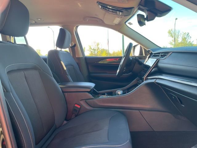 Used 2023 Jeep Grand Cherokee Laredo image 11