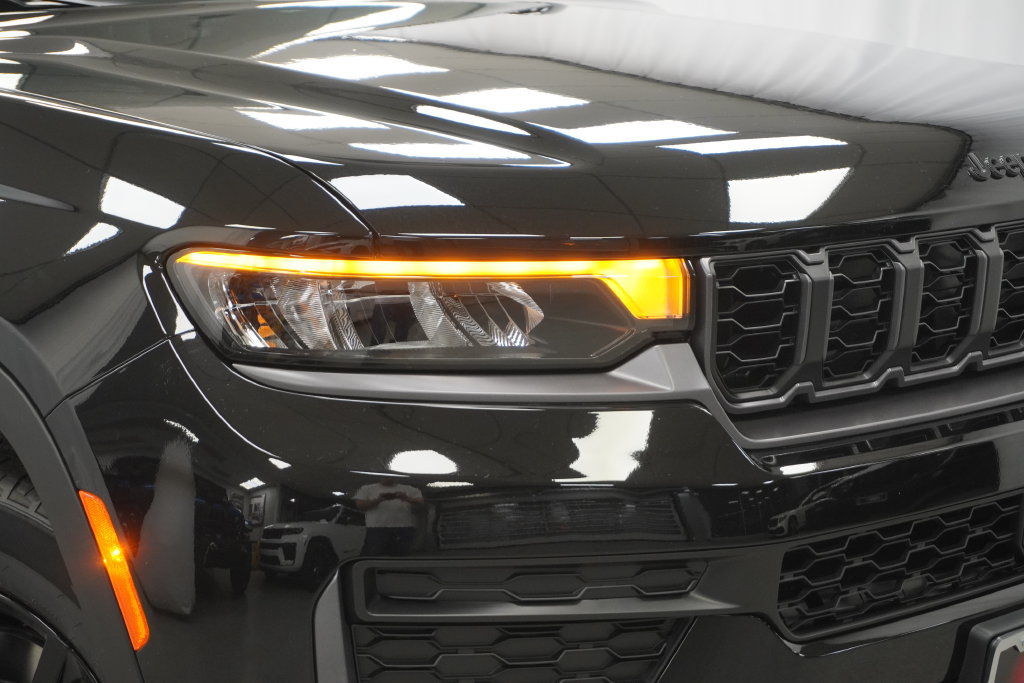 New 2026 Jeep Grand Cherokee Altitude AWD/4WD image 5