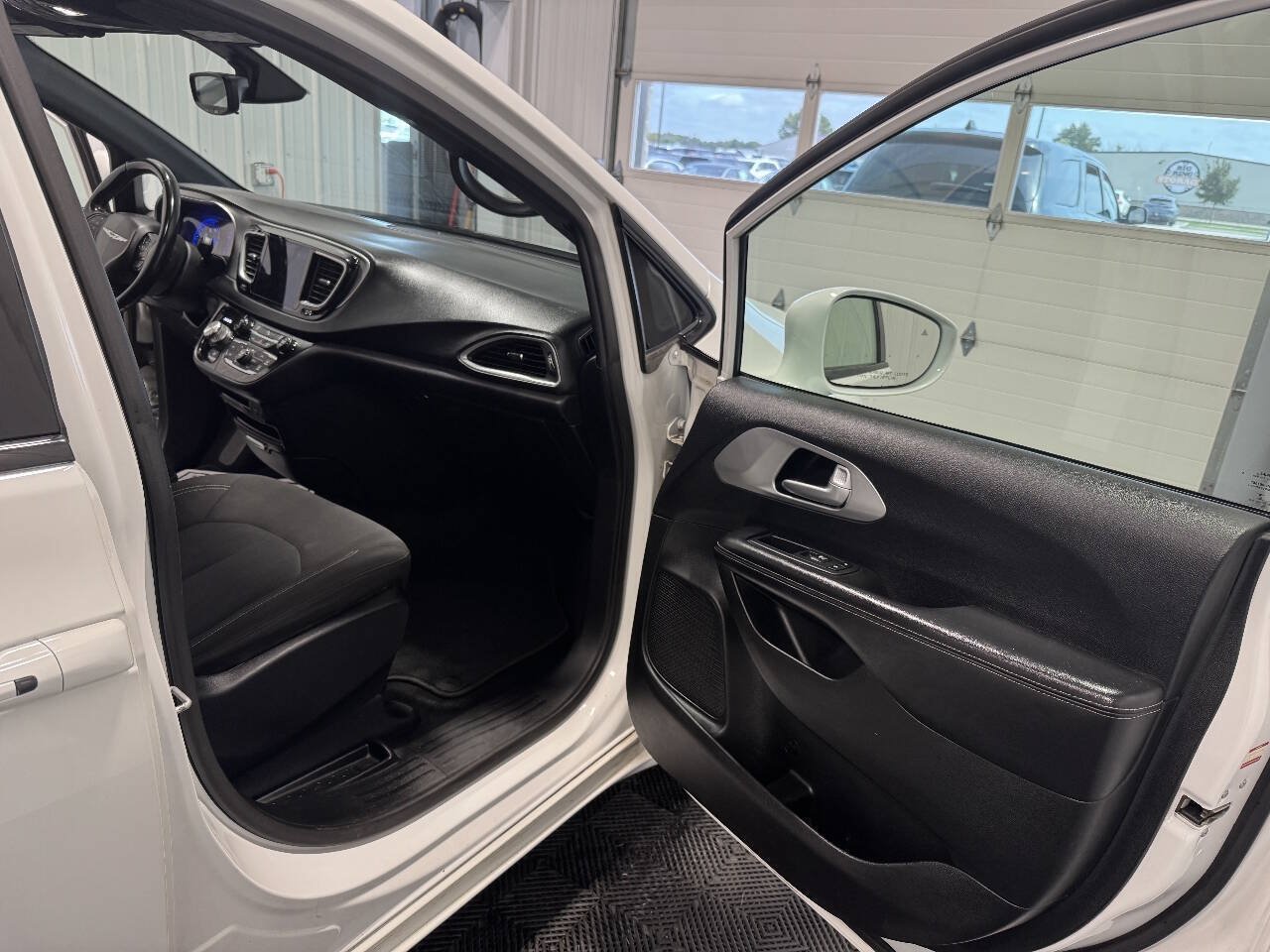 Used 2018 Chrysler Pacifica Touring Plus w/ S Appearance Package FWD image 15