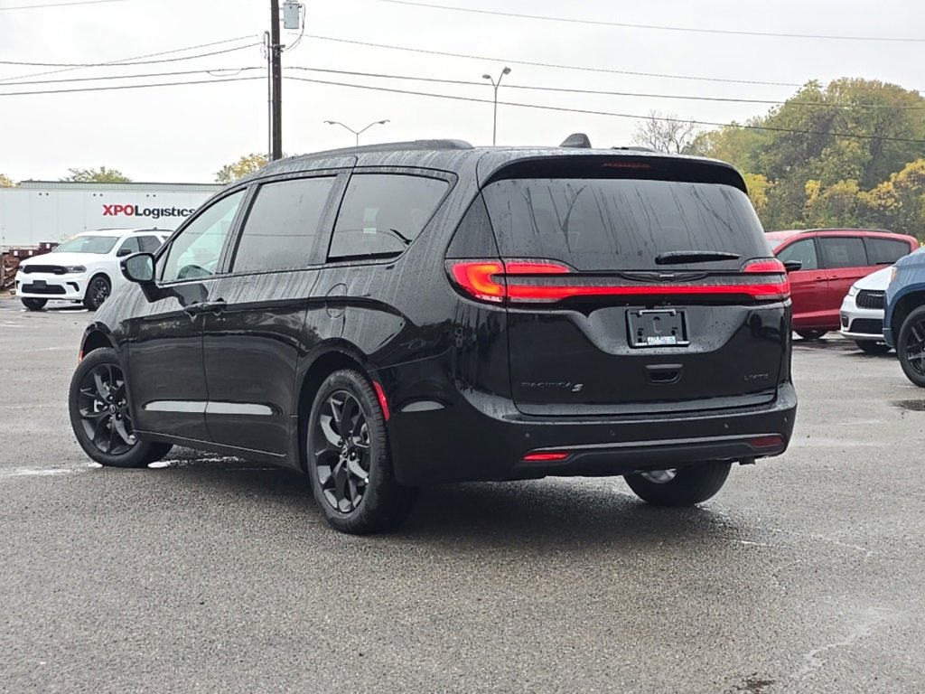 New 2026 Chrysler Pacifica Limited w/ S Appearance Package image 5